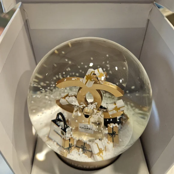 Chanel #5 Gorgeous  Snow Globe with Gold base - Picture 4 of 7